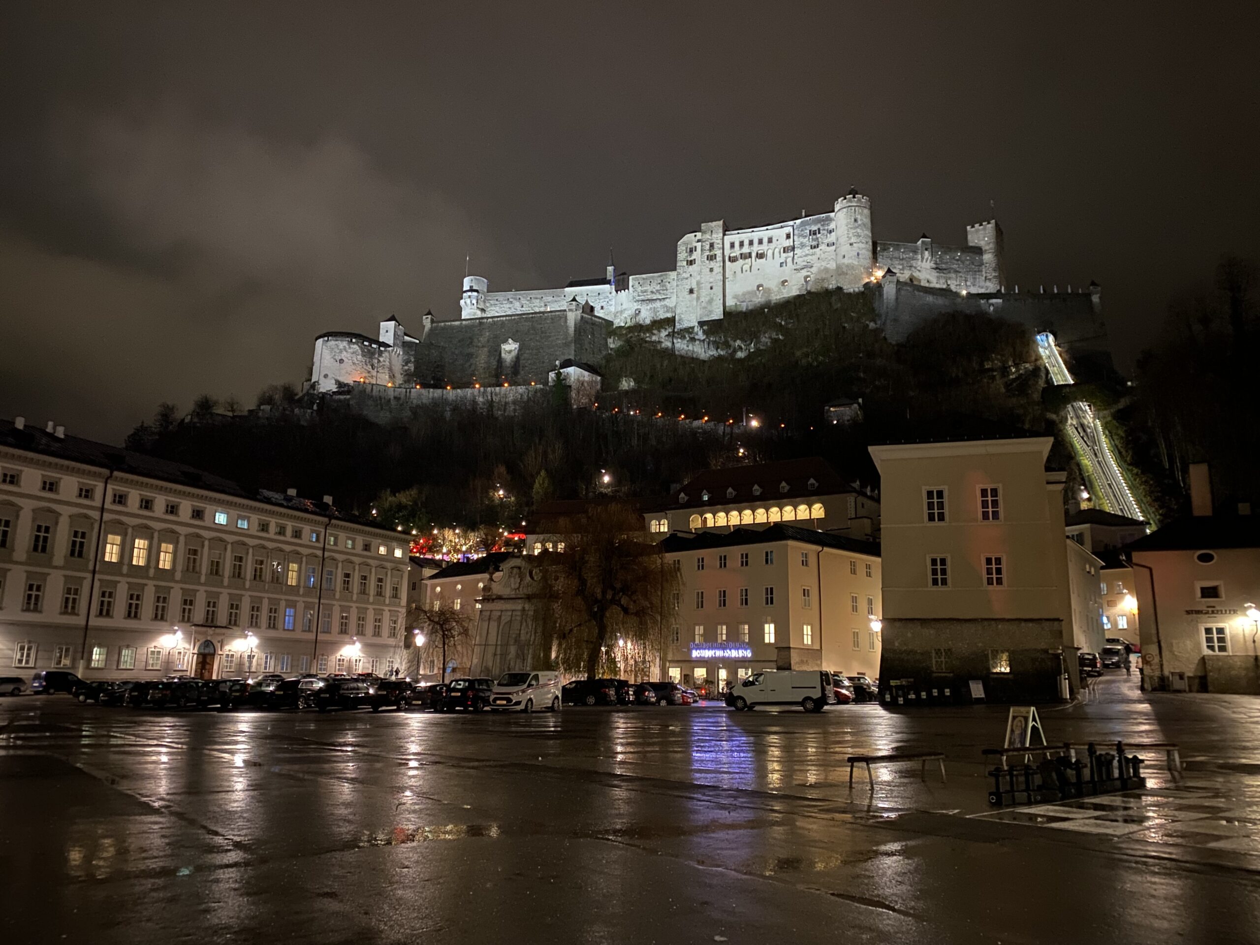 Blick auf die Festung Salzburg bei Nacht während der Festspiele Salzburg 2025