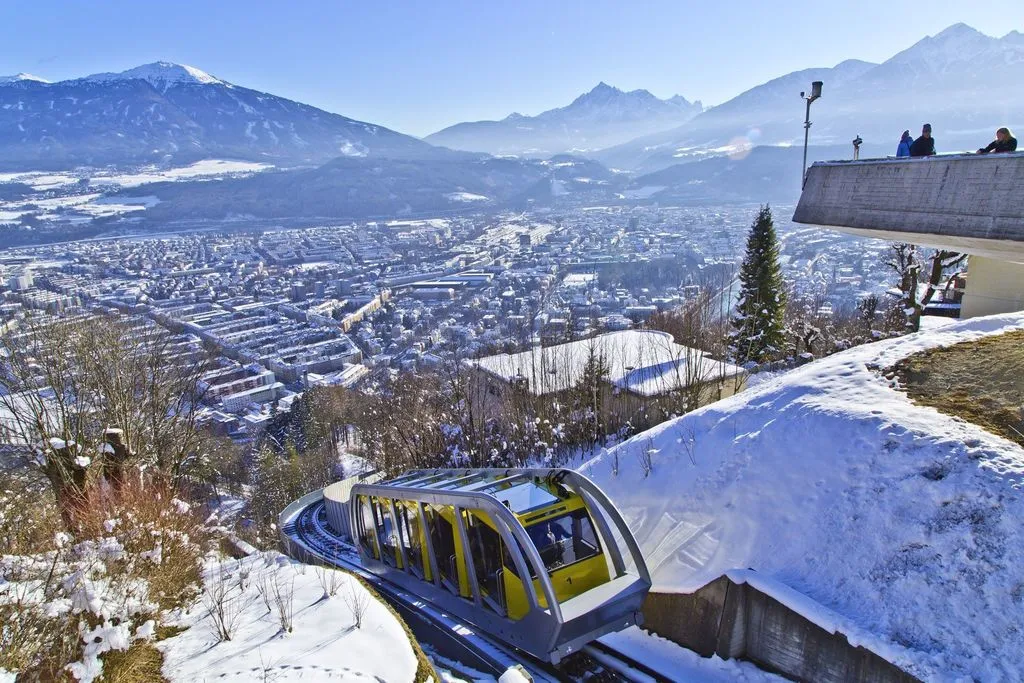 Blick von der Bergstation der Hungerburgbahn auf Innsbruck