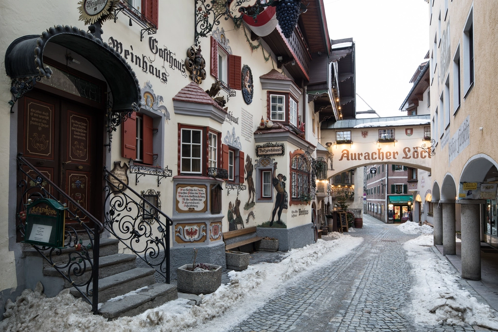 Das berühmte Auracher Löchl in der Römerhofgasse in der Altstadt von Kufstein mit Hotels