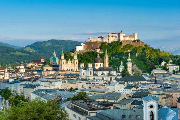 Blick auf die Salzburger Altstadt mit seinen Kaffeehäusern