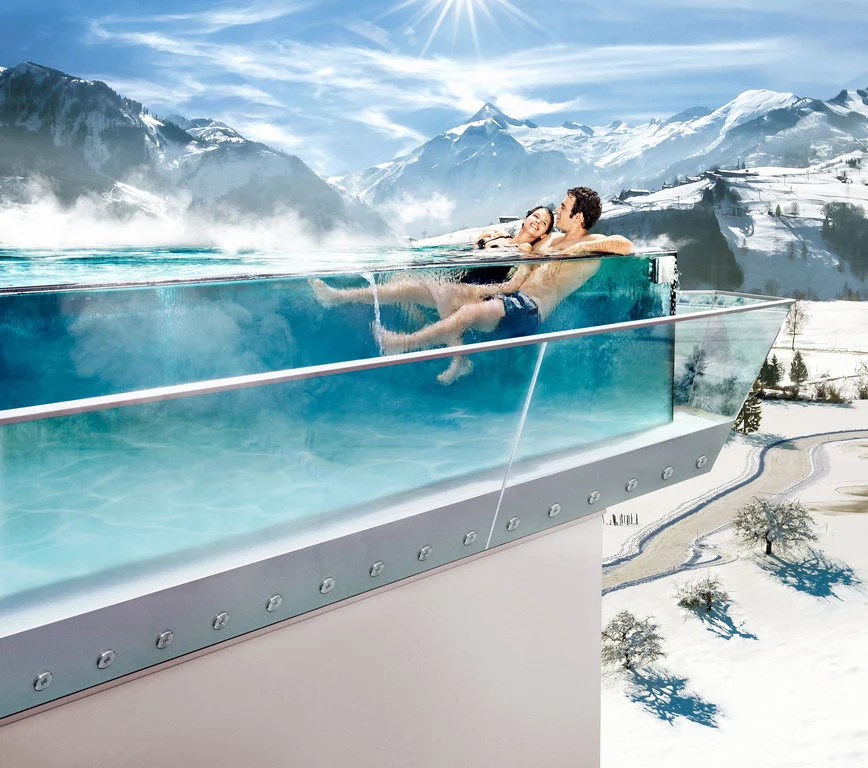 Skylinepool eines Wellnesshotels in Salzburg im Winter