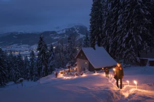 Eine romantische Hütte im Schnee mit Fackeln