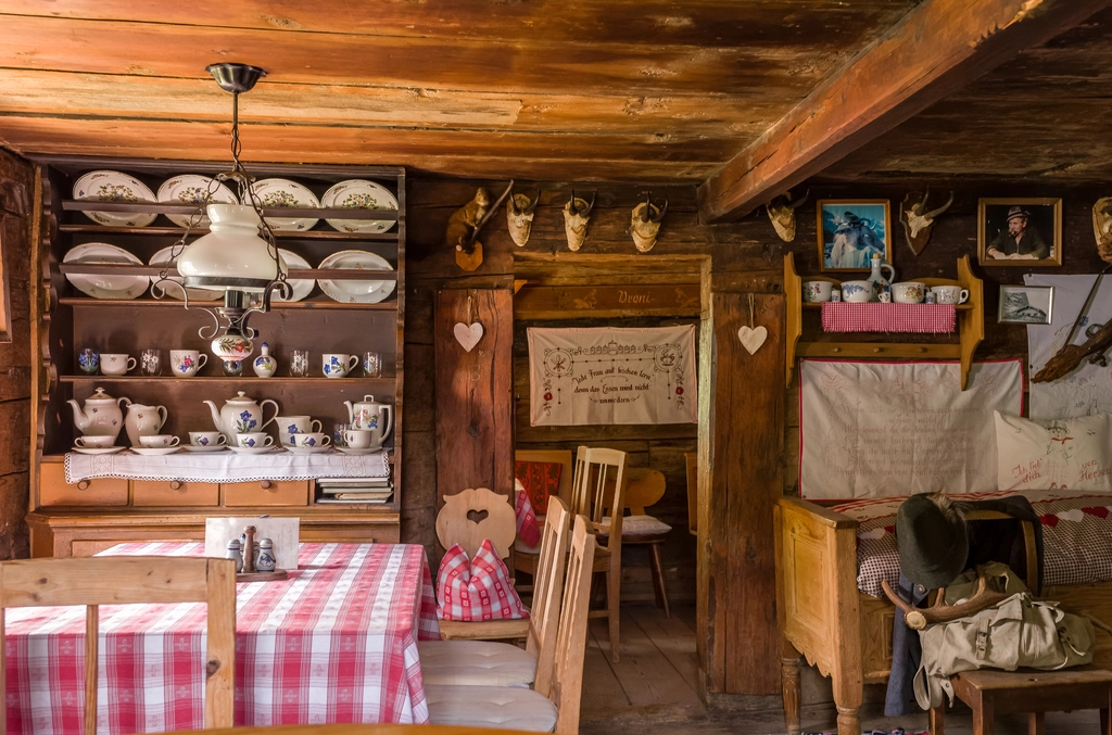 Gemütliche Stube einer Hütte im Lechtal in Österreich