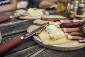 Brotzeitplatte mit Speck und Käse auf der Hütte