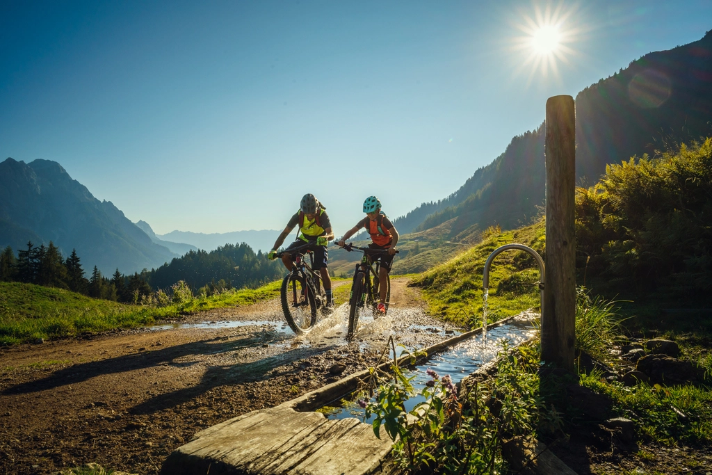 Zwei Mountainbiker in den Österreichischen Alpen im Sommerurlaub