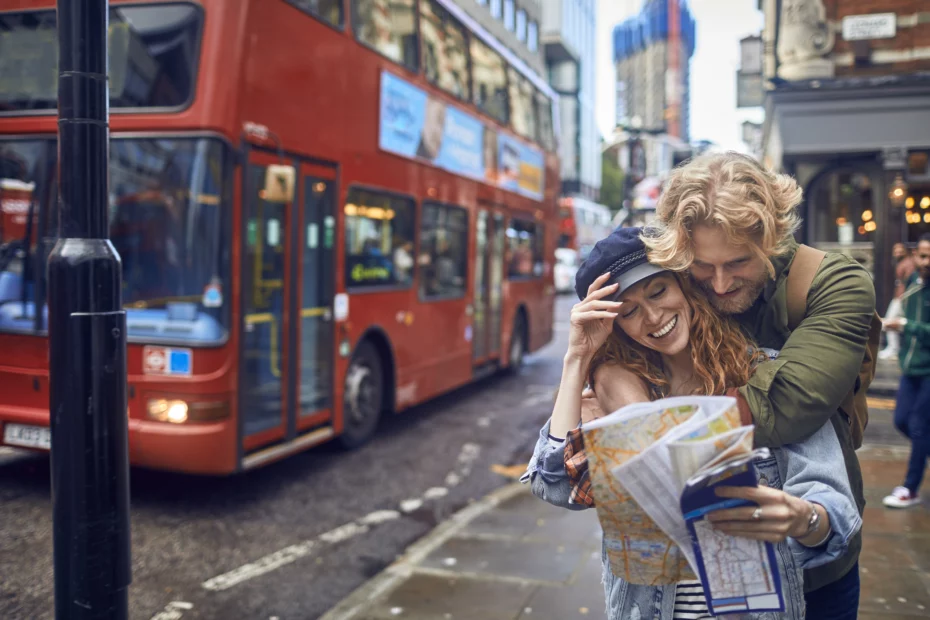 Paar mit Stadtplan auf einer Städtereise in London