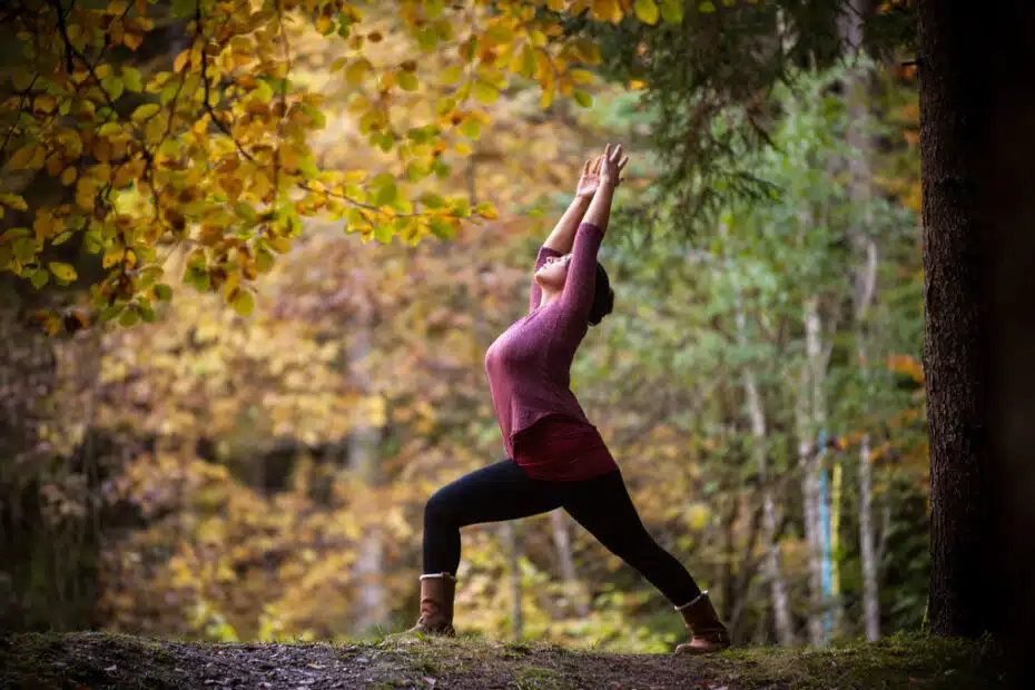 Frau macht Yoga im Herbst