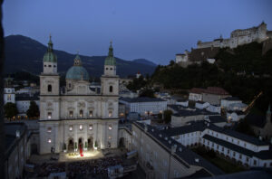 Blick von oben auf den Domplatz mit Jedermannbühne bei den Salzburger Festspielen 2024