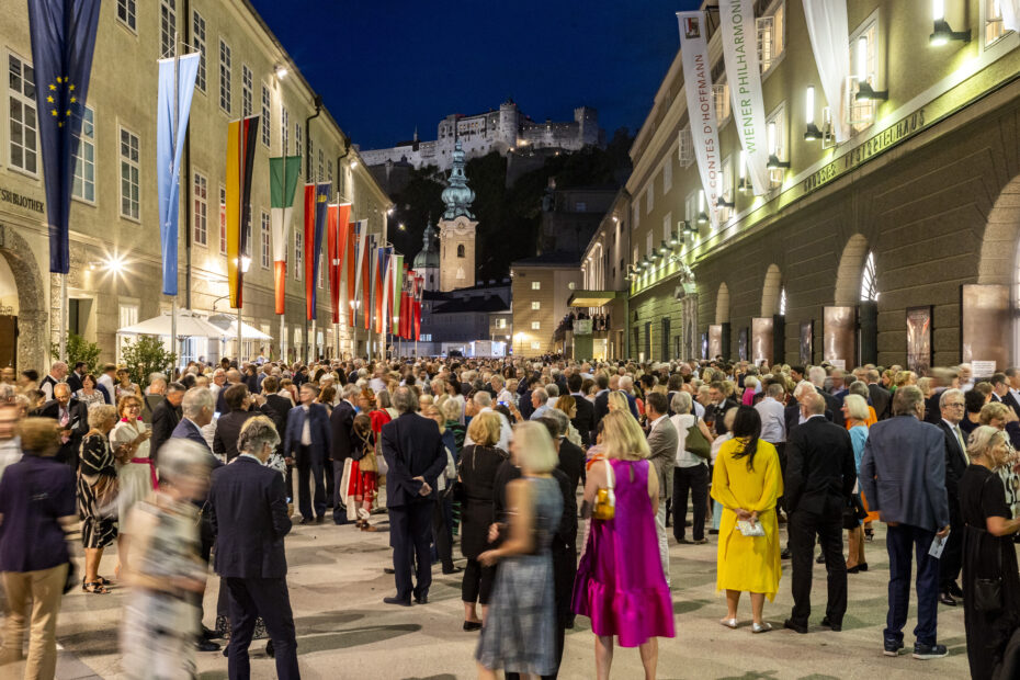 Publikum der Salzburger Festspiele in der Hofstallgasse