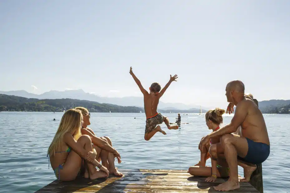 Badende Kinder am Woerthersee im Sommerurlaub in Österreich