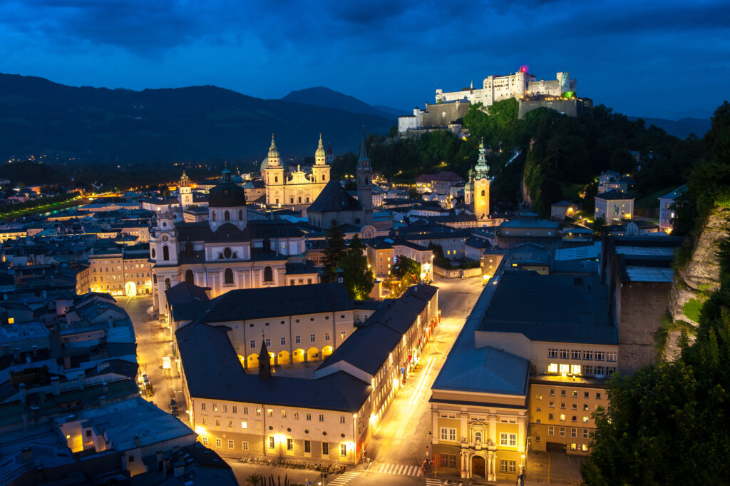 Stadtansicht von Salzburg - Blick vom Kapuzinerberg am Abend mit beleuchteter Altstadt