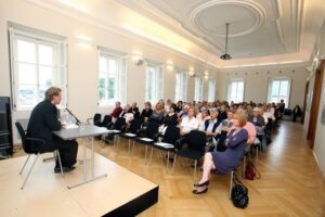 Saal im Stefan Zweig Center Salzburg als Spielstätte der Salzburger Festspiele mit Zuschauern