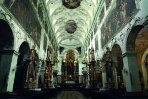 Blick in die Stiftskirche St. Peter in Salzburg